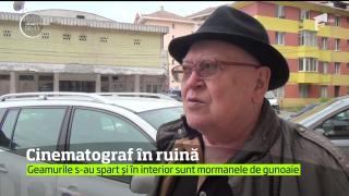 Fostul cinematograf din centrul oraşului Alba Iulia a ajuns o ruină