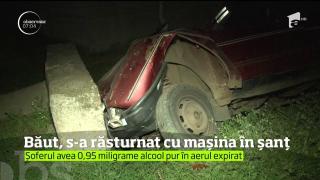 Un şofer băut a intrat cu maşina într-un cap de pod şi s-a răsturnat apoi într-un şanţ pe un drum din Mehedinţi