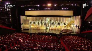 Monica Bellucci, sărut pătimaș pe scena Festivalului de la Cannes 2017