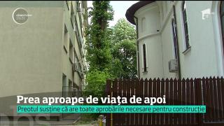 Locatarii mai multor blocuri din Capitală sunt... prea aproape de MOARTE! O capelă mortuară este construită la doar doi metri de scară!