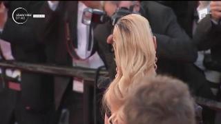 Pamela Anderson este de nerecunoscut! Apariţia vedetei pe covorul roşu de la Cannes a şocat întreaga lume (VIDEO)