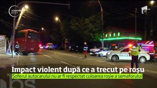 În toiul nopţii, şoferul unui autocar a trecut pe roşu şi a izbit în plin un autoturism în care erau patru persoane!