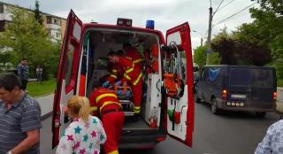 O femeie de 65 de ani din Piteşti se zbate între viaţă şi moarte, după ce a traversat neregulamentar, într-o curbă