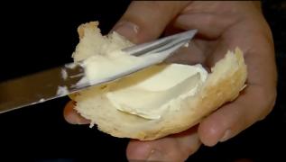 Mâncăm mai multă apă decât brânză, iar untul e gras doar pe etichetă!