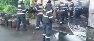 La un pas de o MARE NENOROCIRE! O casă a ars, chiar lângă un depozit de butelii. Proprietarul a ajuns ăn stare critică la spital