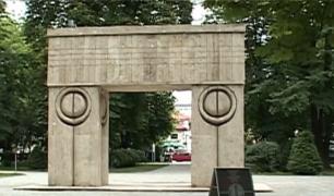 Operele lui Brâncuşi, protejate cu amenzi la Târgu Jiu. A aflat asta un turist din Republica Moldova, prins că a atins Poarta Sărutului