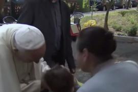 Papa Francisc a făcut o vizită surpriză unei familii de români ortodocşi din Ostia