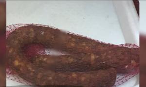 Descoperire şocantă la Constanţa! Carne cu viermi şi legume mucegăite, pe rafturile unui supermarket!