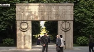 Primele amenzi la Târgu Jiu! Mai mulţi oameni au fost prinşi că se dădeau cu rolele şi bicicletelepe lângă operele lui Brâncuşi