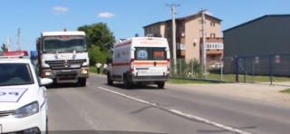 NĂSCUŢI A DOUA OARĂ! Doi tineri au scăpat teferi după ce motocicleta lor a fost izbită de un autoturism care nu le-a acordat prioritate!