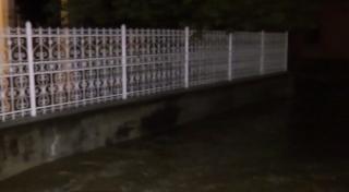 O ploaie torenţială a făcut prăpăd în mai multe localităţi din Caraş-Severin