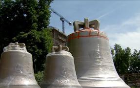 Celebrele clopote ale Catedralei Mântuirii Neamului au ajuns la Bucureşti! Chipul Patriarhului Daniel e gravat pe ele