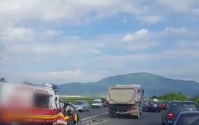 O ambulanţă privată s-a făcut praf pe drumul dintre Codlea şi Ghimbav. Un camion i-a apărut în cale, brusc