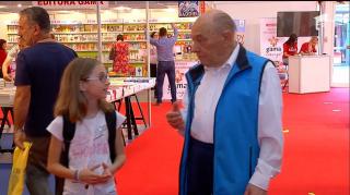 Întâlnire printre poveşti! Cel mai vârstnic dintre bloggeri şi cea mai tânără vloggeriţă "s-au citit" la târgul de cărţi din Capitală