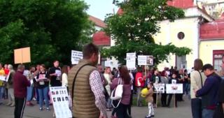 Parastasul unei fetiţe s-a transformat în protest faţă de sistemul medical românesc! Copila a murit după ce mâncat o prăjitură în spital