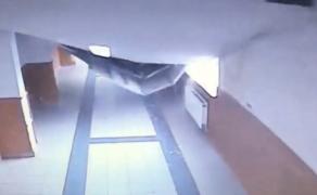 Imagini șocante! Panică s-a instalat într-o şcoală din Capitală. Un profesor şi elevii săi au rămas blocaţi în clasă, după ce tavanul unui hol s-a prăbuşit