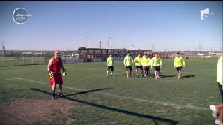 Box cu mingea de fotbal! Campionul mondial Mihai Nistor a intrat în poarta unei echipe din Liga a III-a ca-n ring!