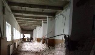 Momente dramatice într-o şcoală din Capitală! Trei eleve ar fi rămas blocate în clasă după ce tavanul clădirii s-a prăbuşit (VIDEO)