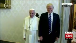 Imagini virale! Întâlnirea dintre Papa Francisc și Donald Trump, satirizată de internauți (VIDEO)