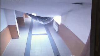 IMAGINI DRAMATICE! Prăbuşirea tavanului unei şcoli din Bucureşti, surprinsă de camerele de supraveghere!