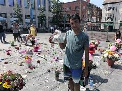 Gestul unui adolescent român din Liverpool impresionează întreaga lume! Cum păstrează vie amintirea victimelor de la Manchester Arena