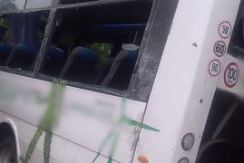 Un microbuz a aterizat în curtea unei gospodării, după ce a fost acroşat de un camion! Patru persoane au fost rănite