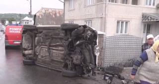 Rupt de beat, a intrat direct în stâlp cu maşina şi apoi s-a jurat că a băut doar apă!