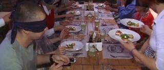 Cina pe întuneric, un eveniment caritabil în care afli cum e să fii nevăzător