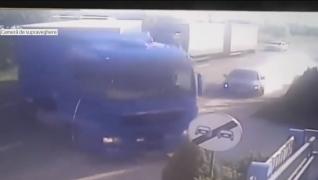 Masacru evitat la milimetru! Imagini de infarct, cu un TIR și o mașină cu cinci tineri