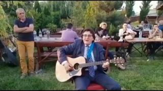 Primarul Timişoarei, Nicolae Robu, şi-a surprins invitaţii la aniversare cântând o melodie compoziţie proprie