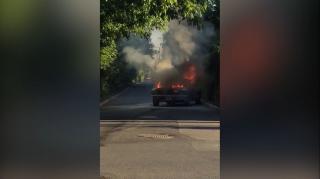 Intervenţie de URGENŢĂ a pompierilor: O maşină a luat foc pe o stradă din Bucureşti