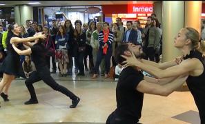 Dans urban, în pasajul de metrou de la Universitate