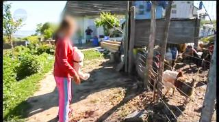 Fetiţa de 14 ani crescută cu IARBĂ şi BĂTAIE de propria mamă a fost luată de autorităţi de acasă! Micuța parcă S-A OPRIT DIN CREȘTERE!