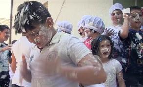 Bucuriile mari vin din lucrurile mici. Copiii de la un centru social din Constanţa au primit în dar mai multe kilograme de frişcă şi liber la distracţie