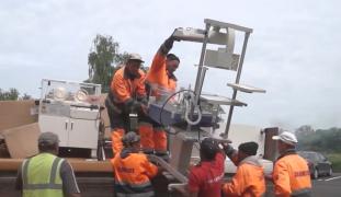 Maternitatea din Fălticeni, unde incubatoarele au fost aduse cu tractorul de la Salubritate, e închisă, pentru că pe mobilier sunt bacterii periculoase