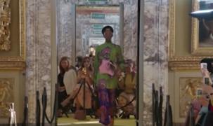 Arta şi moda şi-au dat întâlnire în Palatul Pitti, din Florenţa, la prezentarea ultimei colecţii Gucci. Elton John, Jared Leto şi Dakota Johnson, printre invitaţi