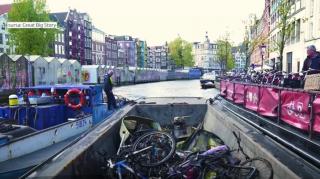UNIC ÎN LUME! Zeci de mii de biciclete pierdute au fost "pescuite" din canalele din Amsterdam şi transformate în doze de bere sau suc