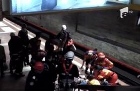 Momente şocante la metrou, în Bucureşti! Un bărbat a vrut să se urce în tren înainte ca acesta să oprească în staţie!