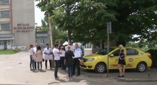 De 1 Iunie, părinții au protestat în fața spitalului de copii "Sfânta Maria", din Iaşi