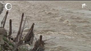 Viitura le-a luat viaţa! Soţ şi soţie găsiţi morţi, după ce apele s-au umflat când traversau un pârâu