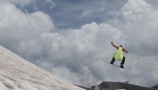 100 de zile de vară încep şi la munte, pe placa de snowboard