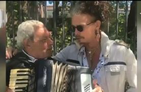 Steven Tyler s-a filmat alături de un lăutar, care i-a cântat la acordeon, apoi i-a pupat mâna
