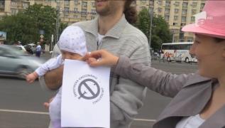 Părinţii care sunt ÎMPOTRIVA VACCINĂRII au protestat în Piaţa Victoriei!