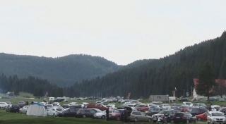 Ce e asta, Poiana mașinilor? Mii de români se bucură de minivacanță cu o ieșire la grătar, la munte