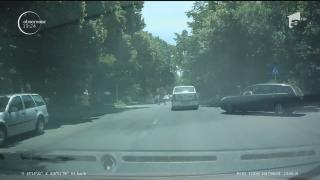 IMAGINI ULUITOARE: un taximetrist lovește cu mașina o fetiță de ȘASE ANI pe trecerea de pietoni, în Galați