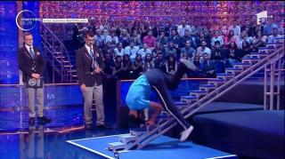 Cele mai ciudate recorduri din lume! Un chinez a intrat în istorie pentru că urcă scările în cap!