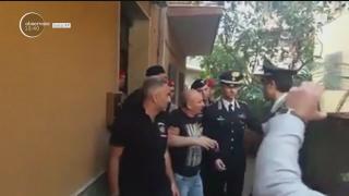 Un MAFIOT ITALIAN este PUPAT de admiratorii săi, în timp ce polițiștii îl scot din casă!