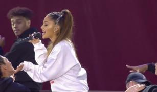 Show plin de emoţie la Manchester! 50.000 de oameni au cântat împreună cu Ariana Grande şi celelalte nume mari la concertul antiterorism