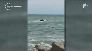 SCENE DRAMATICE la Eforie, unde DOI COPII şi cei trei salvamari care încercau să-i scoată din apă au fost LA UN PAS SĂ MOARĂ înecaţi