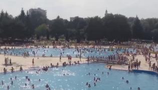 Încă un COPIL S-A ÎNECAT sub privirile a SUTE de oameni, la Arad! Băiatul a stat zeci de secunde SUB APĂ